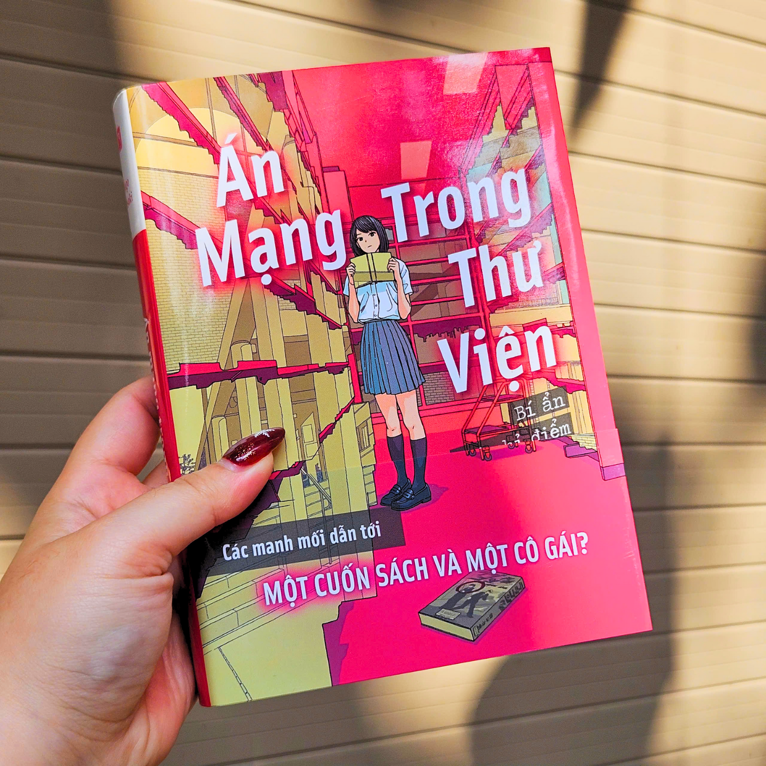 An Mang Trong Thu Vien - Bi An Loi Chi Diem Dam Mau - Ban Dac Biet - Tang Kem Obi + Bookmark + Postcard Boi - Ảnh 11