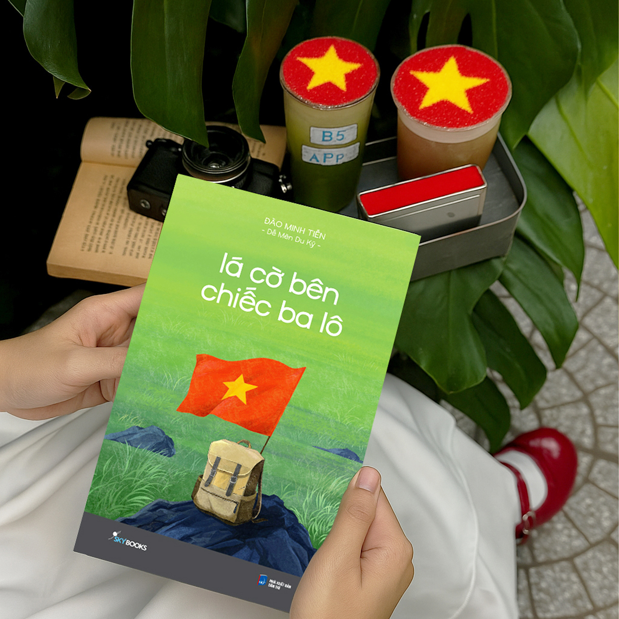 lá cờ bên chiếc ba lô - Ảnh 5
