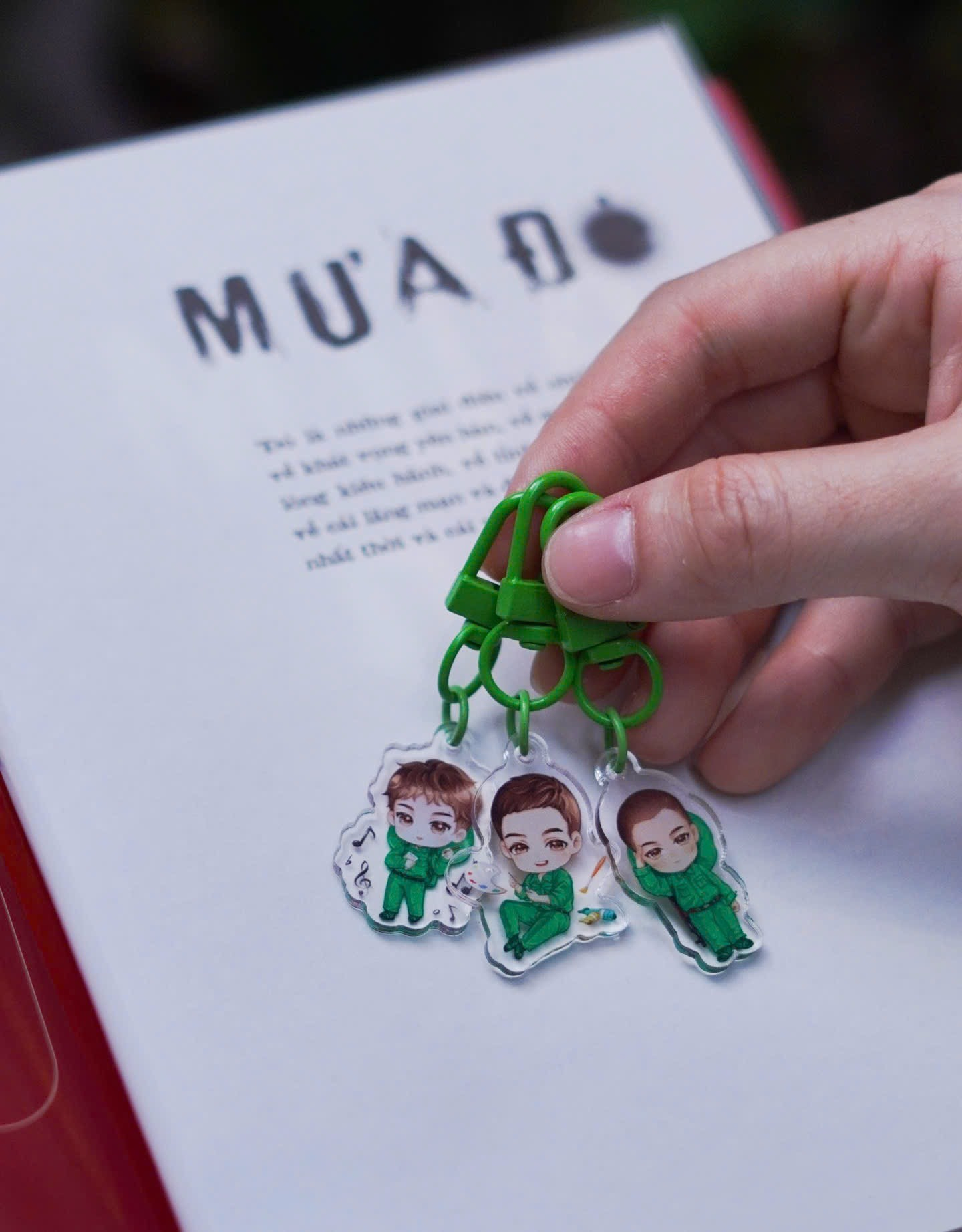 Mưa Đỏ - Ấn Bản Kỷ Niệm - Bìa Cứng - Tặng Kèm Bookmark + Móc Khoá Phone Charm Chibi Hình Tiểu Đội 1 Random 1 Trong 7 Mẫu - Ảnh 14